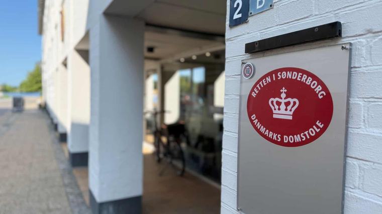 Haderslev Hun kørte to mænd ud på en mørk markvej - så ringede politiet