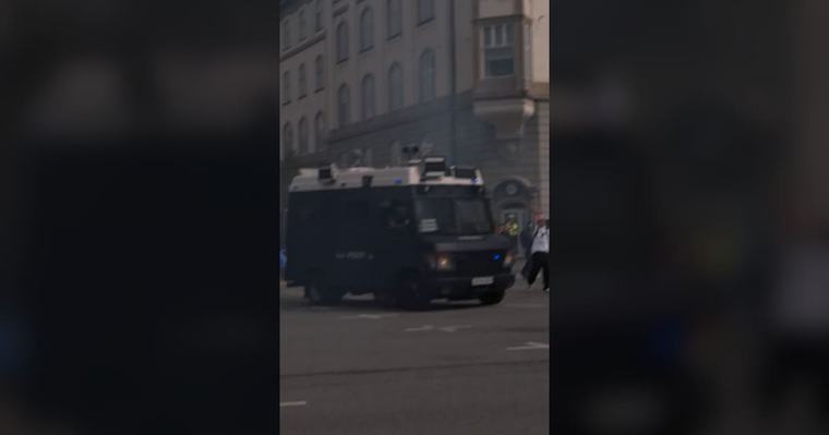 Tumult i København da to demonstrationer mødes