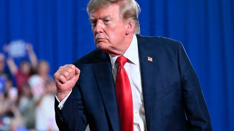 Trump presset af målinger: 'Det bliver et historisk valg'