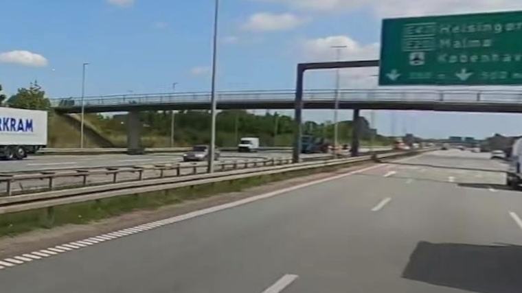 Krimi Bil ramt af stenkast fra gangbro over motorvej