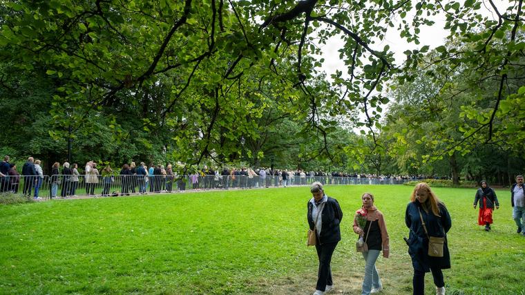Tusindvis i kø: Nordmænd får mere tid til at se kongens kiste