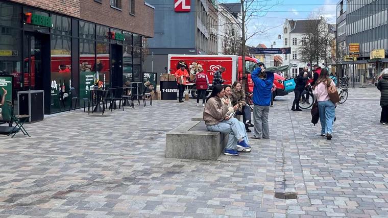 Alarm 112 Vold foran 7-Eleven: Politiet leder efter gerningsmand