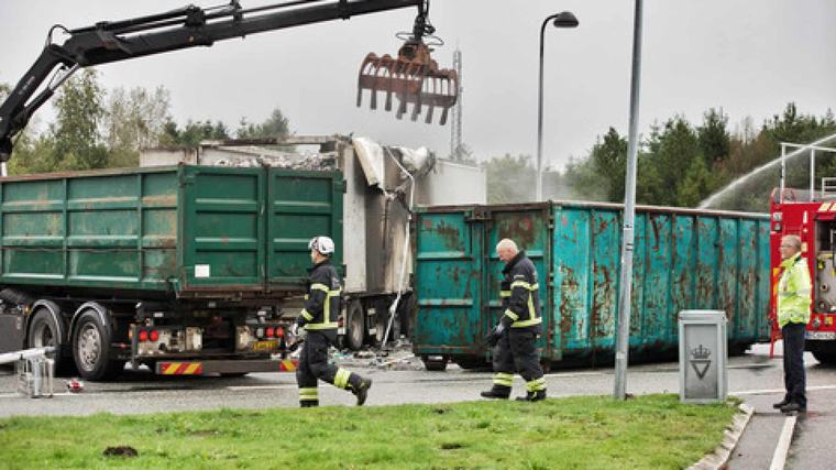 Vejen Lastbil på rasteplads har brændt siden i morges