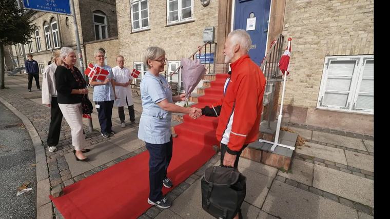 Samfund 69-årig slår rekord for bloddonation Kort video