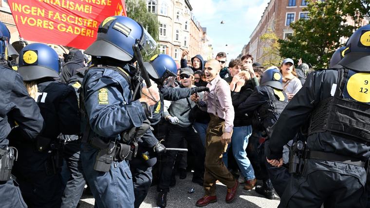 Politiet trækker kniplerne ved demonstration i København
