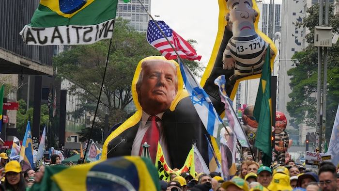 Kæmpe Trump-ballon i Brasilien: Tusindvis går på gaden i støtte til højrefløjskandidat