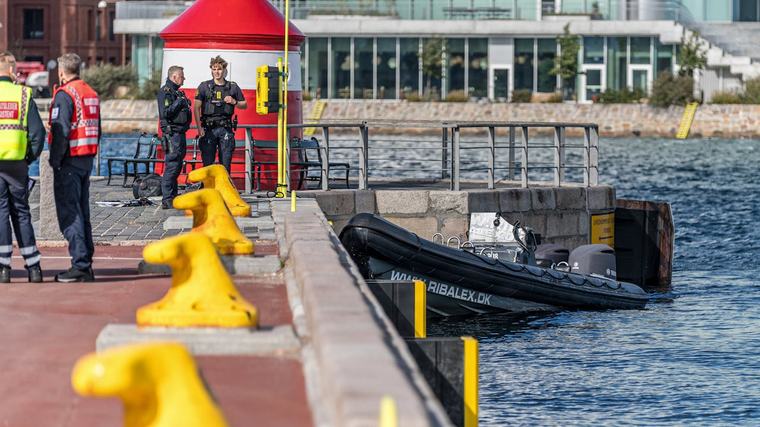 Samfund To kvæstet efter sammenstød med politibåd