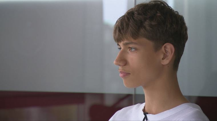 Samfund 15-årig og hans venner blev overfaldet af helt unge mænd – blev truet til stilhed