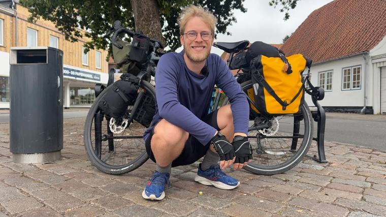 Anders opsagde sin lejlighed for at tage på sit livs længste cykeltur, men i Esbjerg er den stoppet