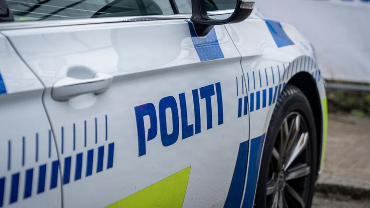 Bil ramt af stenkast fra gangbro over motorvej