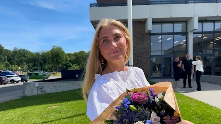Samfund 19-årig blev forældreløs, da moren døde – nu flytter hun hjemmefra