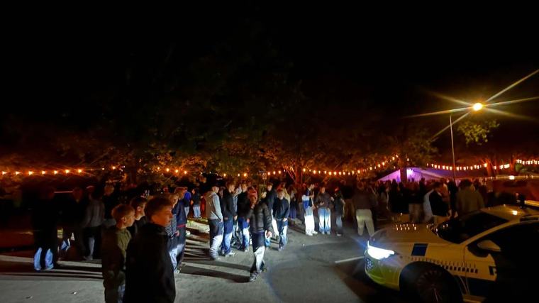 Alarm 112 500 unge dukkede op til byfest – frivillige blev skubbet, da festen blev stoppet