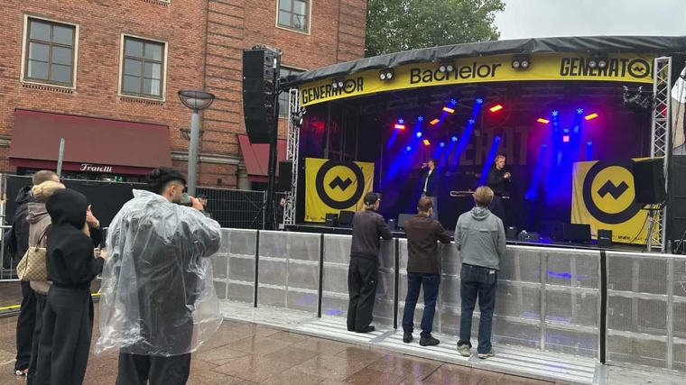 Odense Kunstner åbnede kæmpe festival: Næsten tomt foran scenen