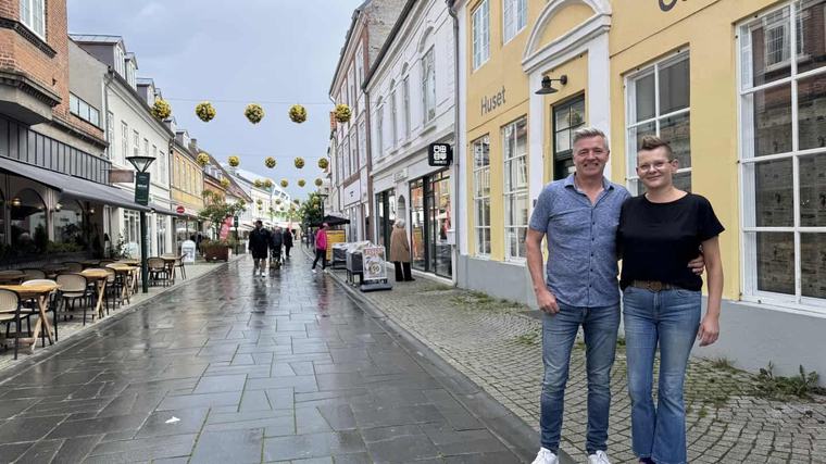 Erhverv Jane og Brian renoverede først en øjebæ - nu flytter deres specialbutik ind i gågaden